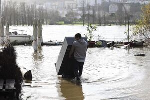 Dois estabelecimentos ficam inundados em Entre-os-Rios devido às cheias