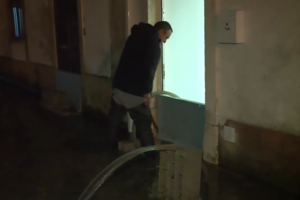 Moradores de Soure tentam escoar a água que invadiu habitações