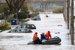 Bombeiros resgatam uma idosa após a passagem da depressão Kristin, em Alcácer do Sal