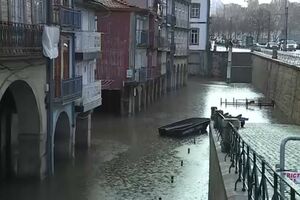 Sapadores do Porto colocam barco nas ruas inundadas para a população conseguir sair de casa em Miragaia