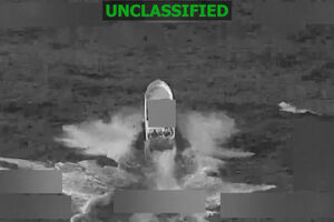 O momento em que EUA atacam barco suspeito de tráfico de droga no Pacífico