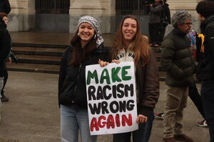 Ruas de Milão com uma multidão que se juntou para contestar a presença de JD Vance nos Jogos de Inverno