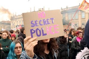 Ruas de Milão com uma multidão que se juntou para contestar a presença de JD Vance nos Jogos de Inverno