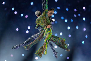 Dançarinos atuam na cerimónia de abertura