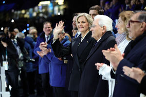 O presidente italiano Sergio Mattarella e a presidente do Comité Olímpico Intenacional Kirsty Coventry