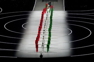Três grupos de modelos vestidos de verde, branco e vermelho dão vida à bandeira italiana usando criações desenhadas por Giorgio Armani