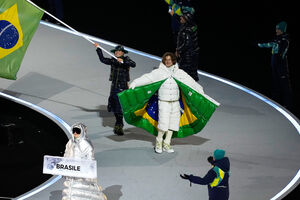Lucas Pinheiro Braathen representa o Brasil no desfile dos países na cerimónia de abertura