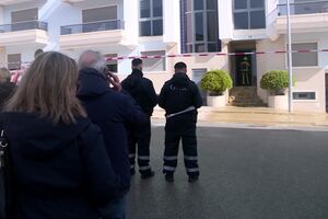 Derrocada obriga à retirada de 35 pessoas na Costa da Caparica.