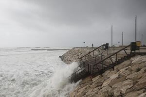 Agitação marítima deixa 12 distritos em alerta laranja