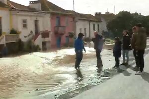 Habitações evacuadas e carros submersos em Ponte do Reguengo