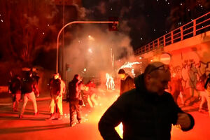 Polícia italiana lança gás lacrimogéneo após confrontos junto a recinto olímpico em Milão 