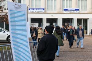 Eleitores exercem o seu direito de voto para as eleições presidenciais, na Escola Avelar Brotero, em Coimbra