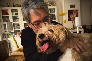 Nuno Markl regressa a casa e recebe carinho do seu cão.
