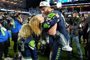 Jogador celebra vitória com a família no Super Bowl