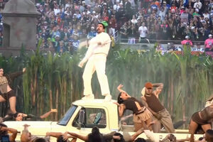 Um carro e chegada de Lady Gaga: a atuação de Bad Bunny no Super Bowl