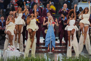 Lady Gaga atua com banda e bailarinas no Super Bowl