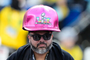 Fã com boné cor-de-rosa alusivo ao Super Bowl