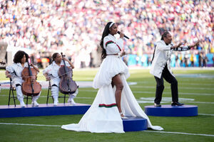 Jillian Hervey atua no Super Bowl com dançarinos e músicos