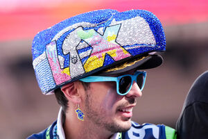 Fã dos Seattle Seahawks com um chapéu exuberante no Super Bowl