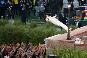 Usher atira-se para a multidão no Super Bowl, com fãs a tentar tocá-lo