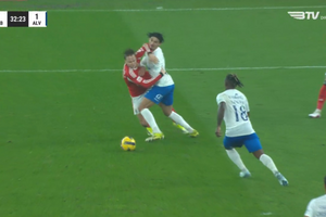 Schjelderup caiu na área do Alverca após choque com Touaizi: árbitro nada assinalou