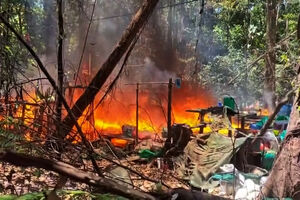 Polícia boliviana destrói instalações de processamento de cocaína