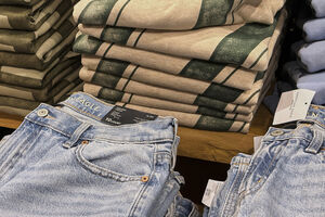 Comissão Europeia adota medidas para impedir destruição de vestuário