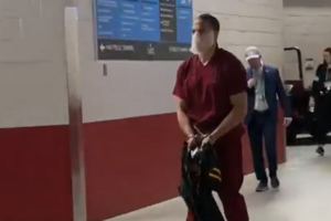 Jogador dos Patriots chega ao Super Bowl algemado e descalso em protesto contra o ICE