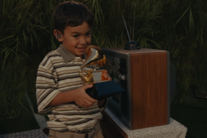 Bad Bunny entra um Grammy a uma criança durante a sua atuação no Super Bowl