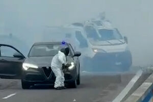 O momento em que grupo assalta carrinha de valores numa autoestrada italiana