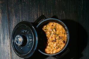 Tentáculo de polvo no forno com cassoulet de marisco (€26), uma "espécie de feijoada" e um dos destaques da carta