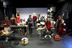 A música é uma das componentes principais desta peça multidisciplinar