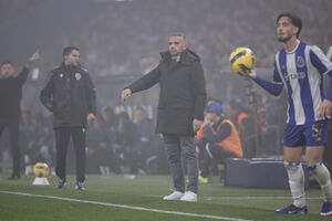 Rui Borges reage junto ao banco do Sporting durante o clássico com o FC Porto