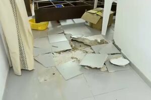 Força da água da chuva destrói chão em centro paroquial de Loulé