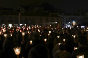 População de Leiria reúne-se em vigília em homenagem às vítimas da depressão Kristin