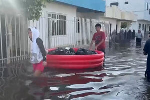 Moradores tentam recuperar bens das cheias que atingiram o norte da Colômbia