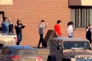 Em fila e de mãos no ar: Vídeo capta estudantes a saírem de escola secundária no Canadá onde ocorreu tiroteio   