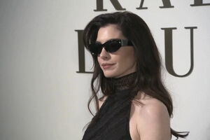 Anne Hathaway, Lana Del Rey e Ariana DeBose brilham no desfile da Ralph Lauren