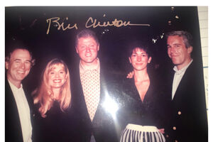 Bill Clinton surge ao lado de Ghislaine Maxwell e Jeffrey Epstein numa fotografia