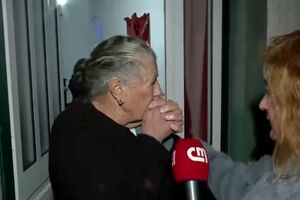 “Estou com medo de estar aqui”: idosa reza para que diques não rebentem no rio Mondego  