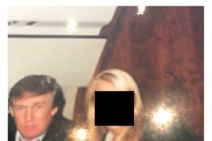 Donald Trump surge ao lado de uma mulher com o rosto censurado 