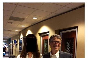 Bill Gates surge em foto dos ficheiros de Epstein