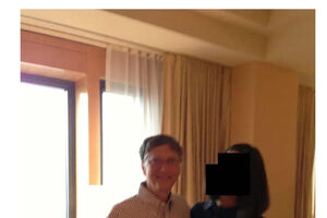 Bill Gates com uma mulher não identificada