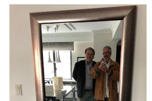Steve Bannon surge numa foto com Epstein