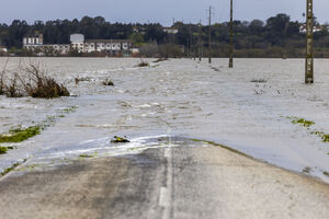 Estrada inundada pelo Rio Tejo 
