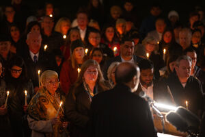 Vigília com velas no Canadá após tiroteio com suspeito de 18 anos
