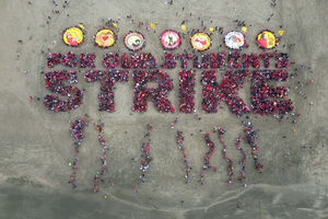 Imagens de drone mostram milhares de professores em greve numa praia de São Francisco 