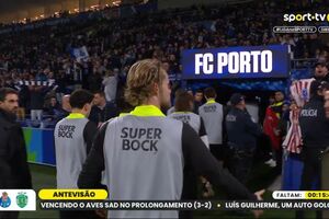 Adeptos do FC Porto atiram camisola do Atlético Madrid à cara de Hjulmand