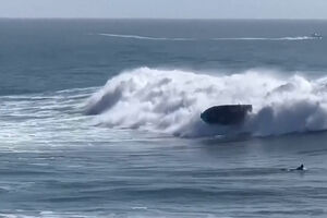 O momento em que barco é ‘engolido’ por onda na Califórnia