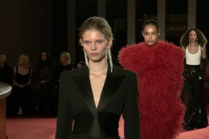 Michael Kors celebra o 45.º aniversário da marca com desfile na Semana da Moda de Nova Iorque